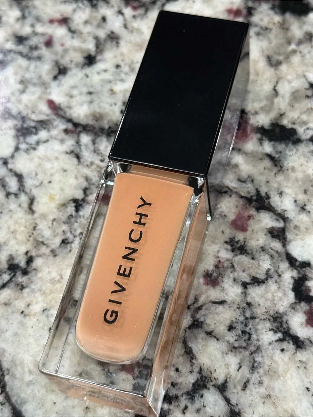 Givenchy Prisme Libre Glow Serum Blurring Foundation 5N